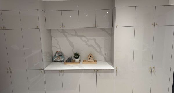 white-cabinets-marble
