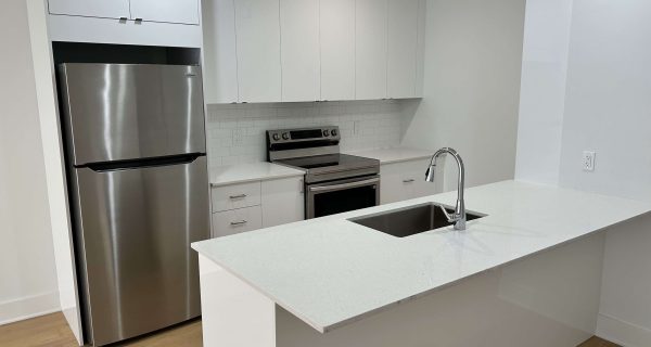 white-kitchen-peninsula
